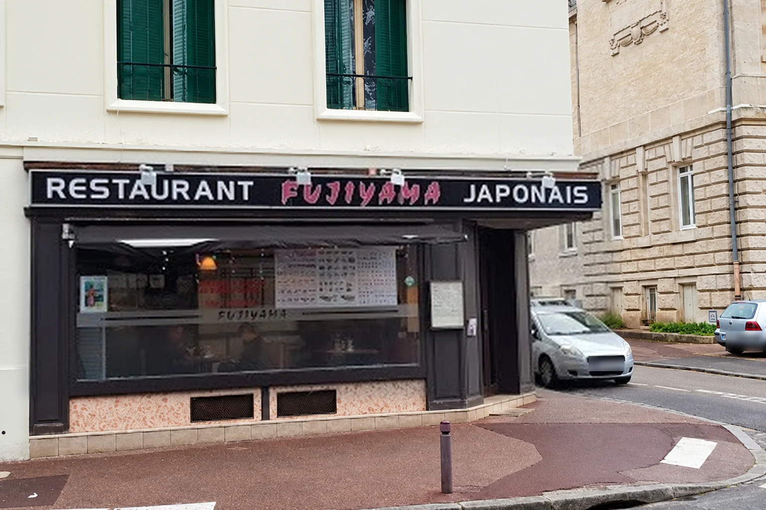 The restaurant front with the “Restaurant Fujiyama Japonais” sign.
